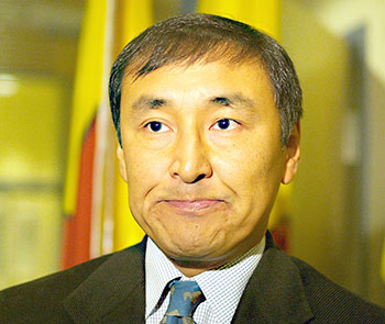 Paul Okalik, the MLA for Iqaluit West, has thrown numerous questions at cabinet ministers since the Nunavut legislative assembly reconvened on March 4. (FILE PHOTO)