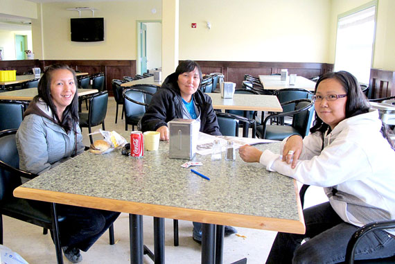 Boarding home residents and staff on break enjoy a chat in the cafeteria. (PHOTO BY GABRIEL ZÁRATE)