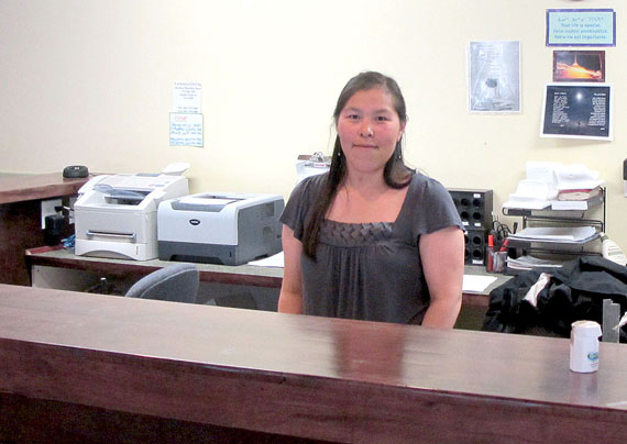 Pitsiula Ashoona looks after the front desk at the new Iqaluit medical boarding home. (PHOTO BY GABRIEL ZÁRATE)