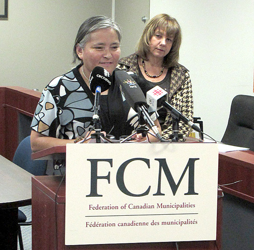 Mayor Elisapee Sheutiapik is flanked by Karen Leibovici, second vice-president of the Federation of Canadian Municipalities, as they announce a $158,000 donation from FCM to Iqaluit to develop a sustainability plan. (PHOTO BY GABRIEL ZÁRATE)
