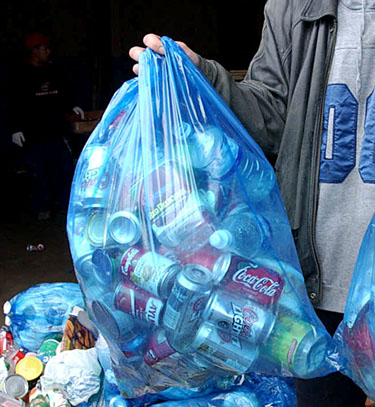 Arctic Co-operatives Ltd. plans to implement an aluminum recycling program in Nunavut this summer. The program will be funded in part by a 10-cent levy on disposable grocery bags. (FILE PHOTO)