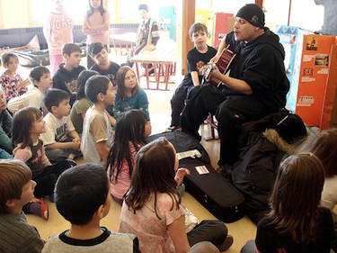Here Innu performer Shauit entertains children at l’École des trois soleils in Iqaluit during a language forum organized by the Nunavut francophone association. (FILE PHOTO)
