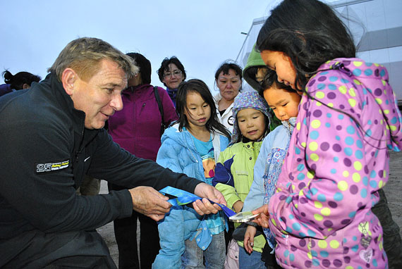 Rick Hansen talks to Iqaluit children during his visit to Iqaluit in September. The Rick Hansen Foundation and Inuit Tapiriit Kanatami announced Oct. 26 that they signed an agreement which will see them working together 