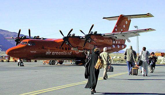 After many efforts to re-establish an air link between the two countries, Air Greenland announced plans this week to operate a trial route between Nuuk and Iqaluit starting in June 2012. (FILE PHOTO)
