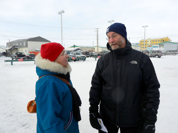 Quttiktuq MLA Ron Elliot talks with Debbie McLaughlin, an official with the Public Service Alliance of Canada in Iqaluit. (PHOTO BY JIM BELL)
