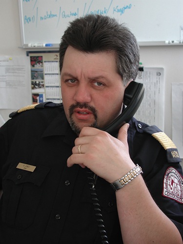 Brian Jones answers a call at the Kativik Regional Police Force offices in Kuujjuaq before his firing by the Kativik Regional Government as police chief in September 2006. (FILE PHOTO)