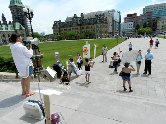 Inuit food price protesters deliver their message on Parliament Hill June 9. (PHOTO BY SANDRA UVILUQ)