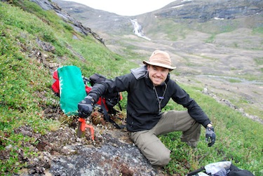 Jeff Saarela collects a grass on a rocky slope near Mount Joy in the Soper River area between Iqaluit and Kimmirut. (PHOTO BY PAUL SOKOLOFF)