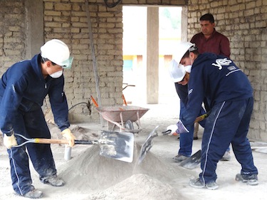 Lukassi Whiteley-Tukkiapik, Stephanie Buchmeier, Michael Petagumskum prepare cement to apply to the walls of the classroom they were helping to build in the community of San Miguel. (PHOTO BY LOUISA WHITELY-TUKKIAPIK)