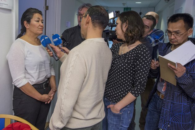 A beleaguered Aleqa Hammond speaks with reporters in Nuuk. (PHOTO BY LEIFF JOSEFSEN/SERMITISIAQ AG)