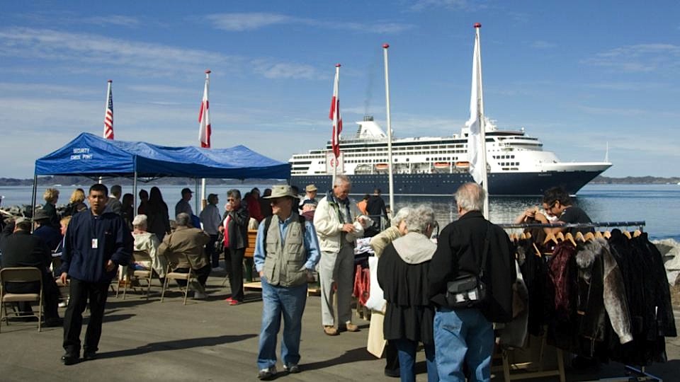 Cruise ship visitors look at sealskin garments and other locally-made products in Nuuk where Visit Greenland has surveyed tourists about their impressions of Nuuk and the rest of Greenland. (PHOTO BY LEIFF JOSEFSEN/SERMITSIAQ)