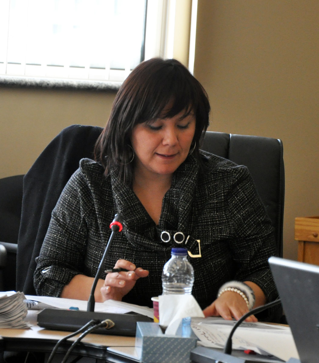 Saputiit president Elizabeth Annahatak speaks to the Kativik Regional Government regional council meeting Nov. 26. (PHOTO BY SARAH ROGERS) 