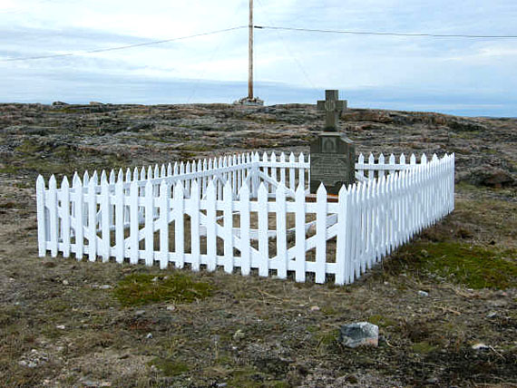 Maggie Clay's grave in Chesterfield Inlet. (HARPER COLLECTION)

