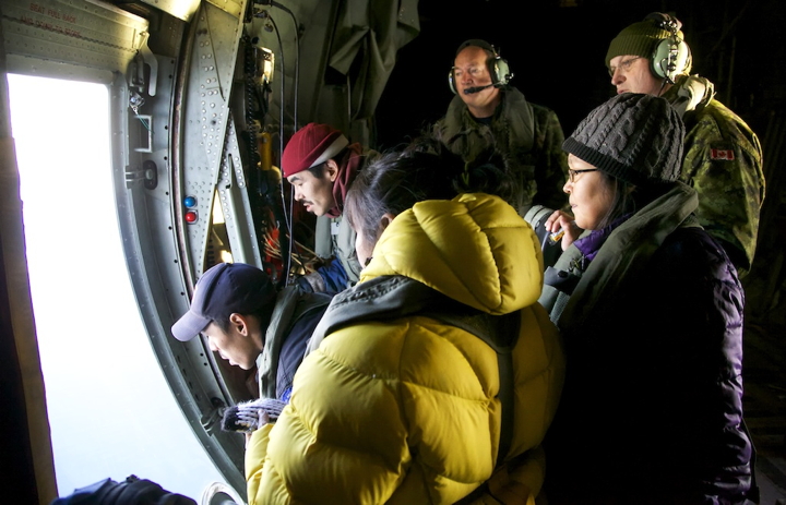Members of the Canadian Forces 424 Squadron in Trenton were in Arctic Bay Oct. 2 to train local members of the Civil Air Search and Rescue Association (CASARA). Along with their expertise, CF members brought more than 1,000 lbs of donated hockey gear, clothing and books for the North Baffin community. From left, Seemee Tunraq, Dexter Koonoo, Leata Qaunaq, Claude Courcelles (CASARA liaison officer), Valerie Qaunaq and another CASARA instructor at the search window of a CC-130 Hercules jet. See story later on nunatsiaqonline.ca. (PHOTO BY CLARE KINES)