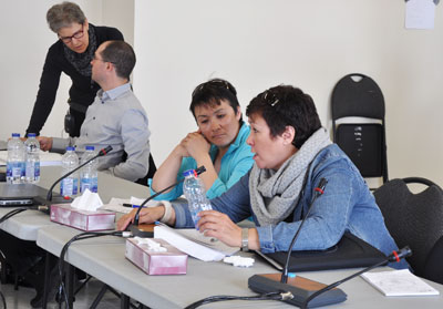 Ungaluk staff Pheobe Attogataaluk, left, and coordinator Sarah Airo speak to regional KRG councillors in Inukjuak last month. (PHOTO BY SARAH ROGERS)