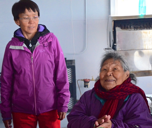 Alacie Joamie explains, with English translation from Leesee Papatsie, left, how to light a qulliq and why the traditional oil lamp was so important to Inuit survival. (PHOTO BY DAVID MURPHY)