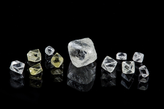 Here’s the latest selection of diamonds from CH-7 kimberlite pipe on Peregrine’s Chidliak Diamond project on Baffin Island in 2015. The largest gem quality diamond recovered was a 5.33 carat white/colourless octahedron, pictured centre here.