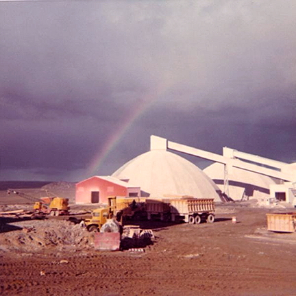 This early 1970s photo shows Asbestos Hill mine site in operation during Nunavik’s summer months. (PHOTO COURTESY OF THE MUSÉE MINÉROLOGIQUE ET MINIER DE THETFORD MINES)