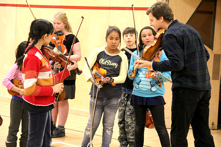 James Ehnes, the renowned Canadian concert violinist, leads a workshop at Aqsarniit Middle School in Iqaluit on Oct. 26, 2012. Tonight, May 24, he'll perform at St. Jude's Anglican cathedral in Iqaluit at 7:00 p.m. Tickets will be available at the door. (FILE PHOTO)