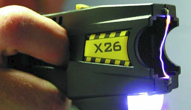 A Taser, with cartridge removed, making an electric arc between its two electrodes. (Photo by Chris Browning via gunnewsdaily.com)