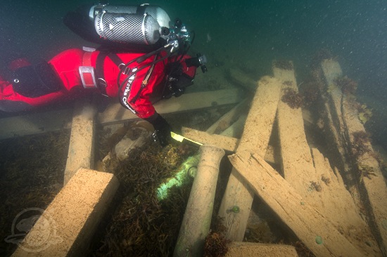 Parks Canada diver Filippo Ronca measures a canon on the HMS Erebus shipwreck in 2015. (PHOTO COURTESY PARKS CANADA)