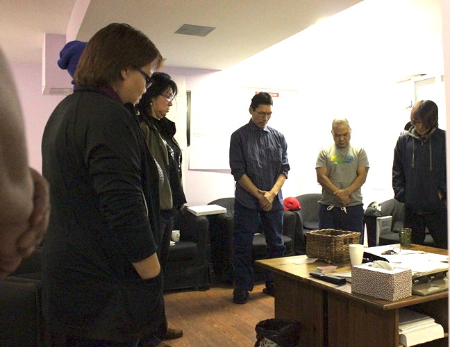Mamisarvik Healing Centre clients pause for a prayer before a group therapy session in 2013. (FILE PHOTO)