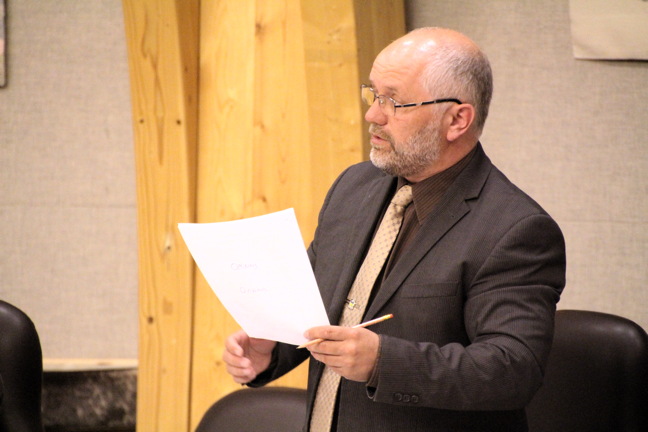 Hudson Bay MLA Allan Rumbolt asks Family Services Minister Johnny Mike June 7 in the Nunavut legislature how much money people are allowed to save in bank accounts and still qualify for income support. (PHOTO BY BETH BROWN)