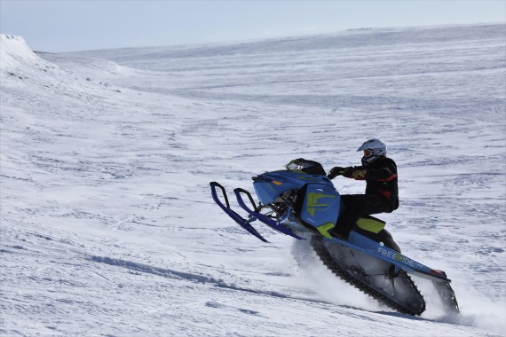 Bobby Klengenberg placed first in the men’s cross-country snowmobile race during Cambridge Bay’s Omingmak Frolics festival on Sunday, May 6. (PHOTO BY DERRICK ANDERSON/RED SUN PRODUCTIONS)
